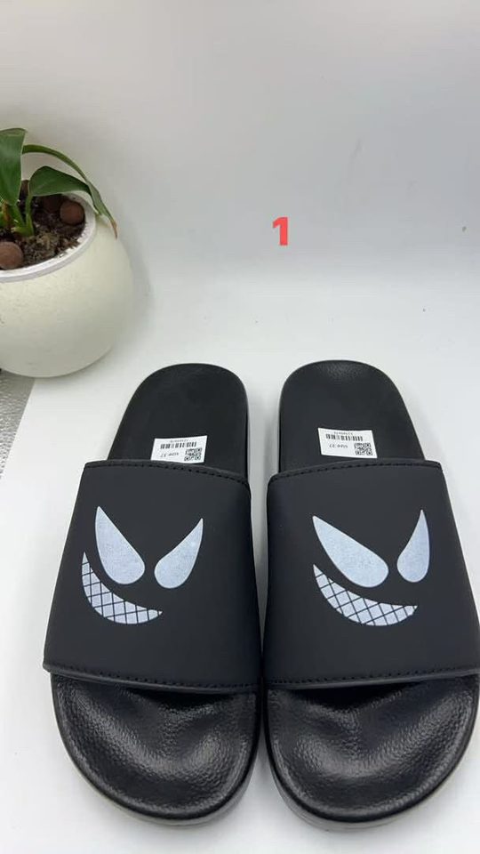 Claquette noire visage graphique