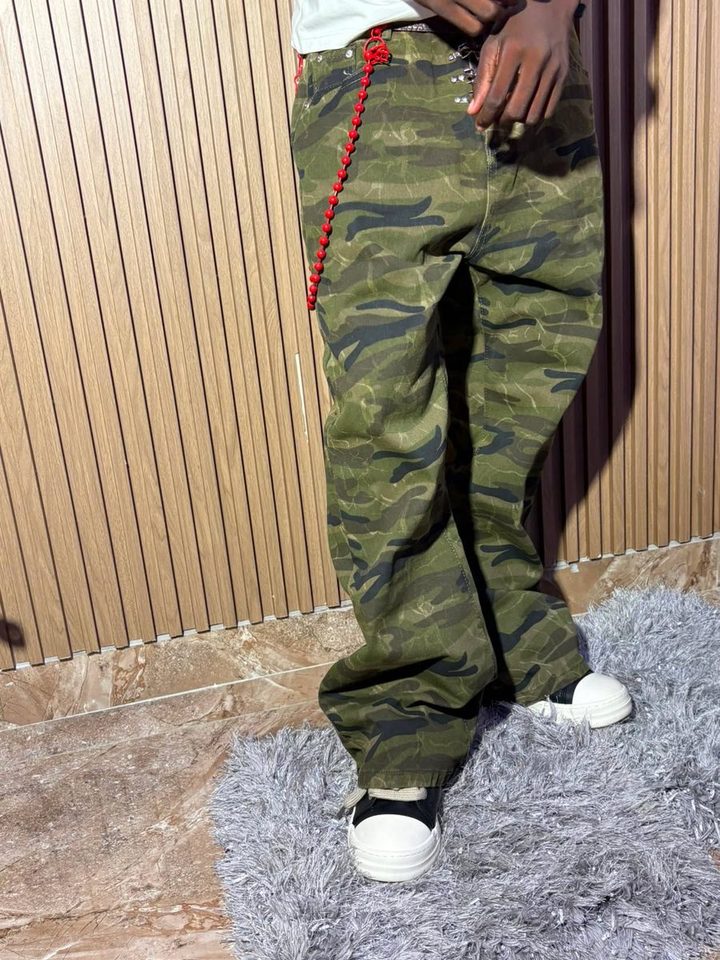 Jean camouflage chaîne perles rouges